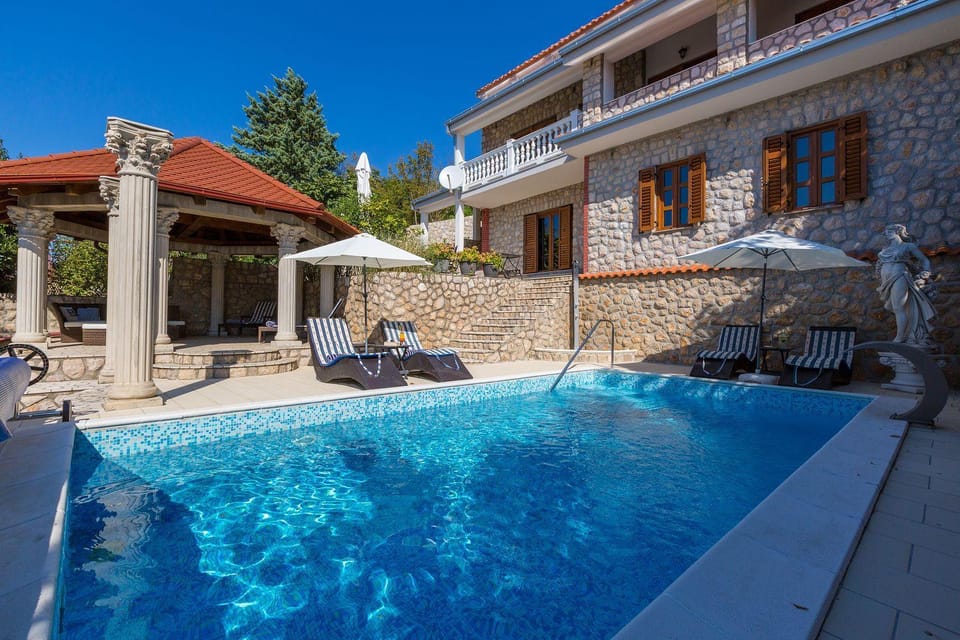 Einzigartiges Apartment mit grandiosen Meerblick, Pool, BBQ und nur 700 Meter zum Strand Apartment in Crikvenica