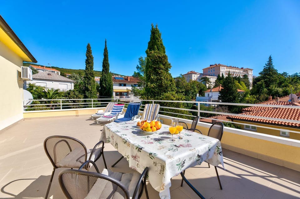 Einzigartiges Apartment nur 100 Meter zum Sandstrand mit grosser Dachterrasse, Meerblick, Waschmaschine Apartment in Crikvenica