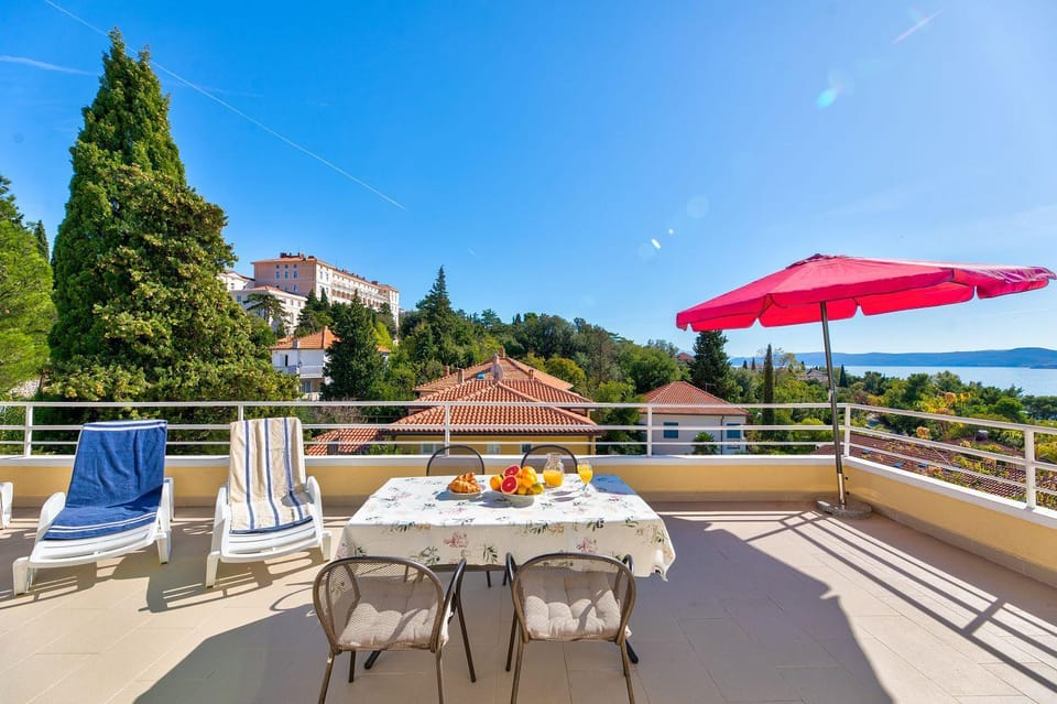 Einzigartiges Apartment nur 100 Meter zum Sandstrand mit grosser Dachterrasse, Meerblick, Waschmaschine Apartment in Crikvenica