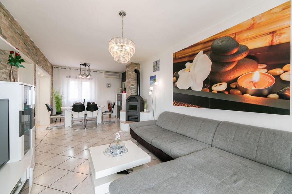 Charmantes Apartment nur 500 Meter zum Strand mit privatem Balkon, Grill, Privatparkplatz Apartment in Crikvenica