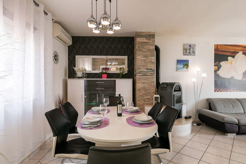 Charmantes Apartment nur 500 Meter zum Strand mit privatem Balkon, Grill, Privatparkplatz Apartment in Crikvenica