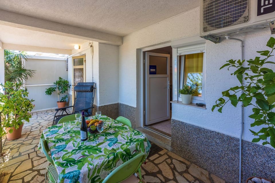 Idyllisches Apartment nur 150 Meter zum Strand mit privater Terrasse, Garten, WiFi Apartment in Primorje-Gorski Kotar County