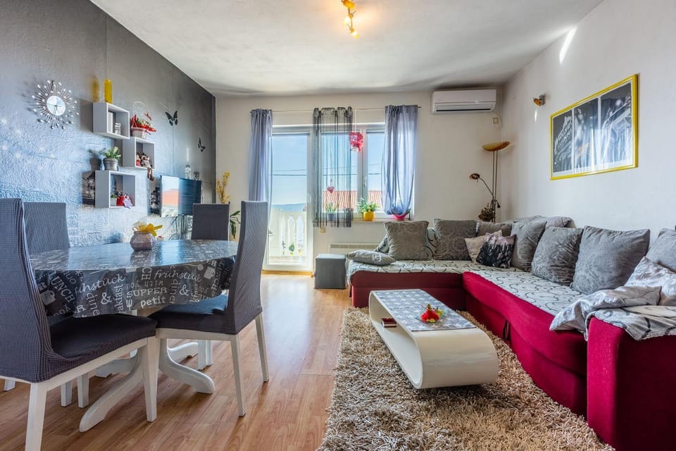 Helles Apartment mit Meerblick, Espressomaschine, Grillbereich, Waschmaschine Apartment in Crikvenica