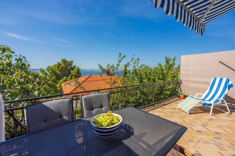 Hundefreundliches Apartment nur 150 Meter zum Strand mit Meerblick, BBQ, WiFi Apartment in Primorje-Gorski Kotar County