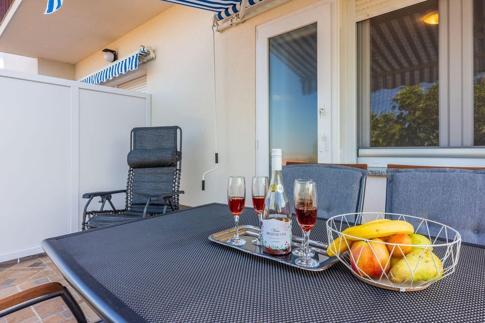 Traumhaftes Apartment nur 150 Meter zum Strand mit Meerblick, Liege, Grill, hundefreundlich Apartment in Primorje-Gorski Kotar County