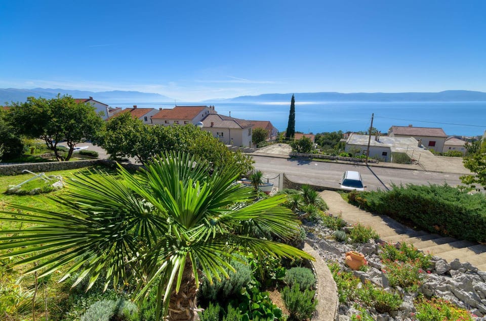 Mediterranes Apartment mit Meerblick, Grill - ab 14 Tagen Aufenthalt eine gratis Bootsfahrt Apartment in Novi Vinodolski