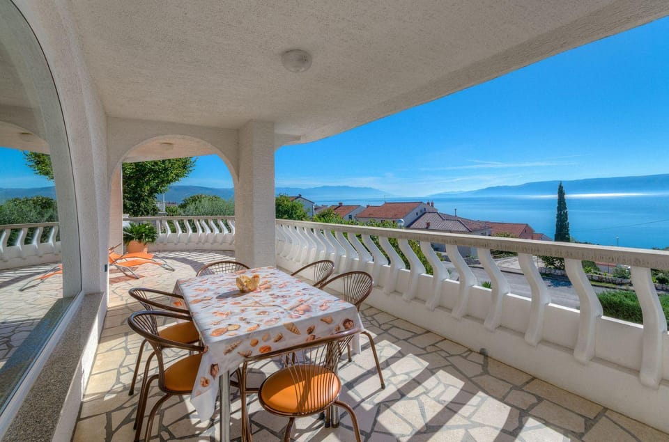 Mediterranes Apartment mit Meerblick, Grill - ab 14 Tagen Aufenthalt eine gratis Bootsfahrt Apartment in Novi Vinodolski