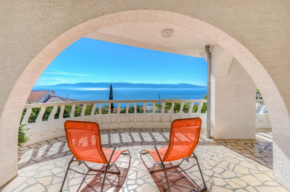 Mediterranes Apartment mit Meerblick, Grill - ab 14 Tagen Aufenthalt eine gratis Bootsfahrt Apartment in Novi Vinodolski