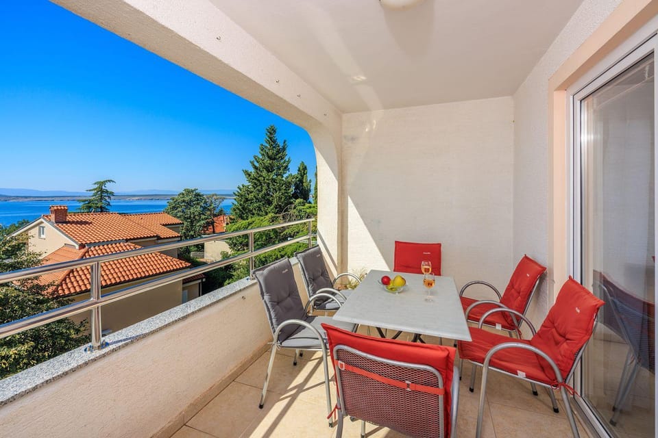 Komfortables Apartment nur 500 Meter zum Strand mit Meerblick, Waschmaschine, Parkplatz Apartment in Primorje-Gorski Kotar County