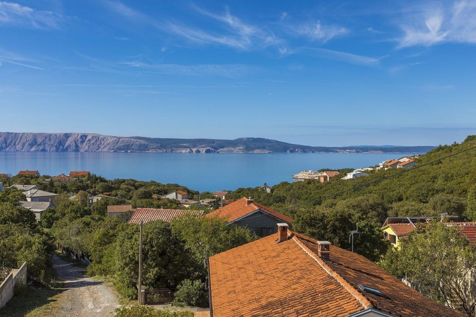 Mediterranes Apartment nur 470 Meter zum Strand mit Meerblick, Babybett, Grill Apartment in Lika-Senj County