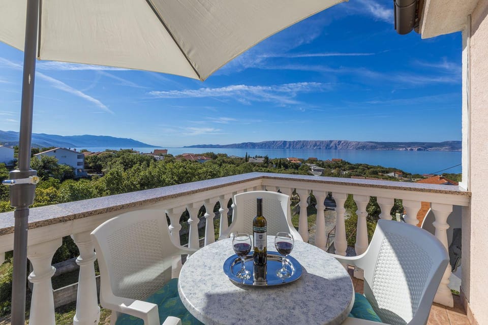 Mediterranes Apartment nur 470 Meter zum Strand mit Meerblick, Babybett, Grill Apartment in Lika-Senj County