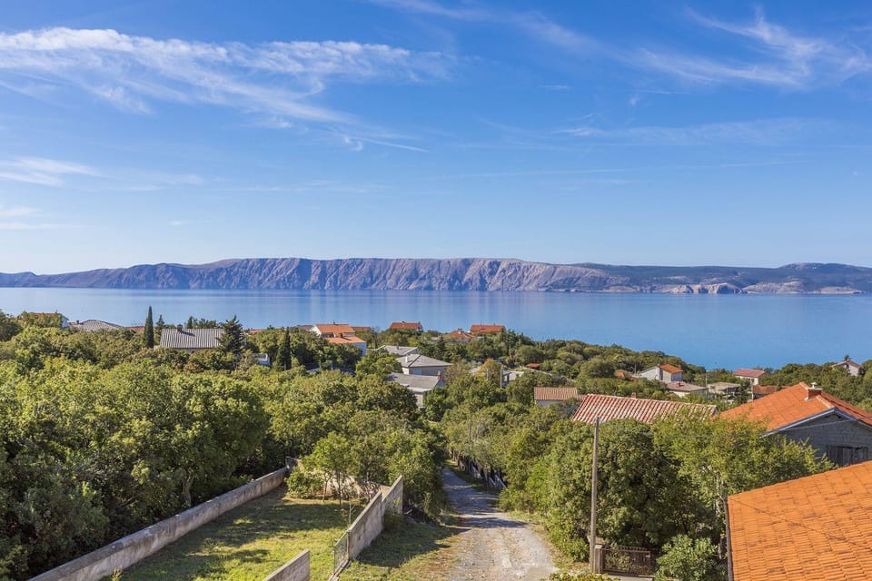 Mediterranes Apartment nur 470 Meter zum Strand mit Meerblick, Babybett, Grill Apartment in Lika-Senj County