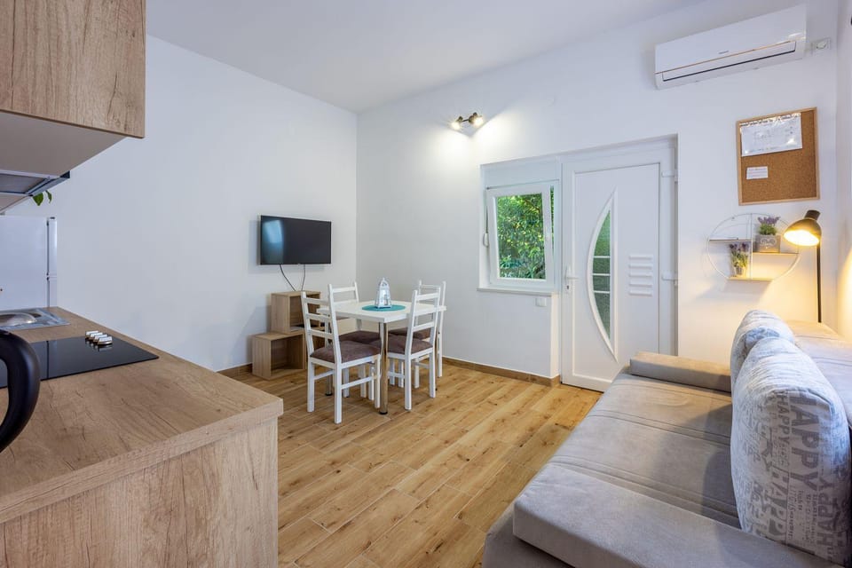 Renoviertes Apartment nur 600 Meter zum Strand mit privater Terrasse, Grill, Waschmaschine Apartment in Novi Vinodolski