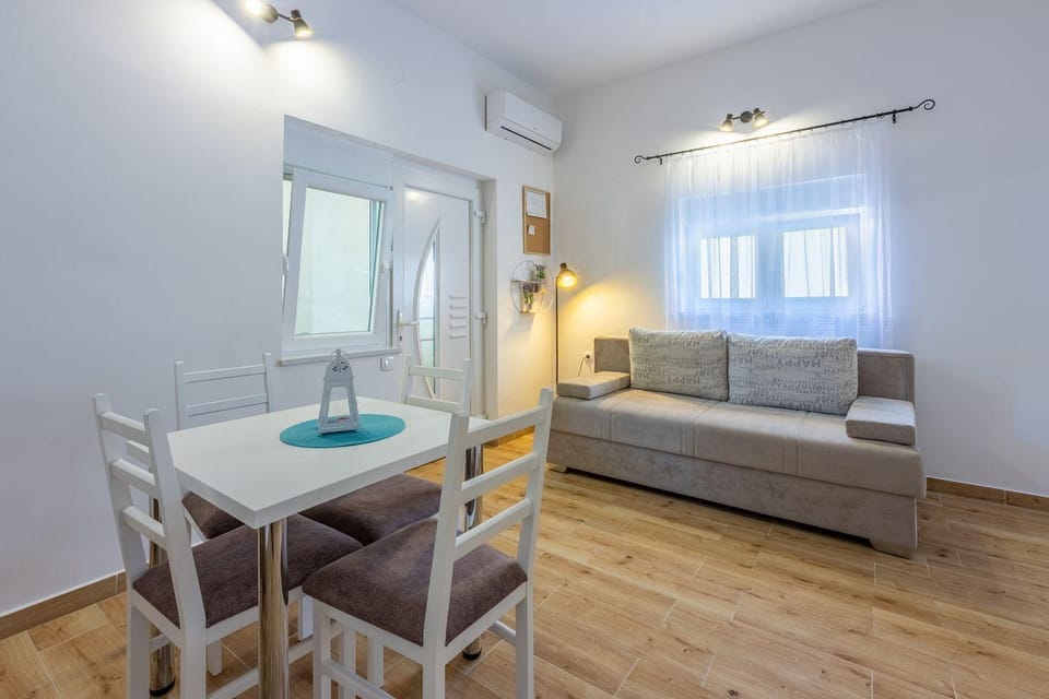 Renoviertes Apartment nur 600 Meter zum Strand mit privater Terrasse, Grill, Waschmaschine Apartment in Novi Vinodolski