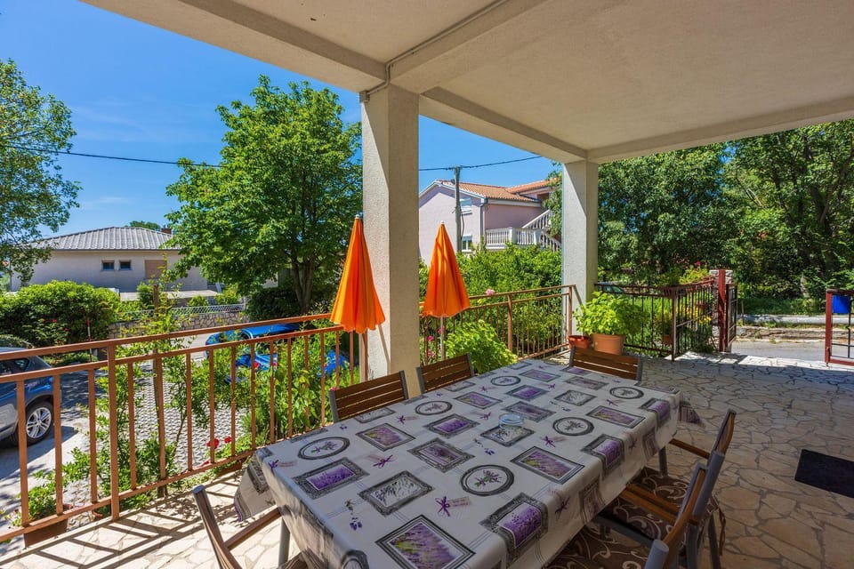Modernes Apartment nur 600 Meter zum Strand mit privater Terrasse, Grill, Waschmaschine Apartment in Novi Vinodolski