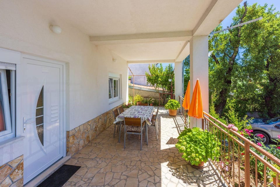 Modernes Apartment nur 600 Meter zum Strand mit privater Terrasse, Grill, Waschmaschine Apartment in Novi Vinodolski