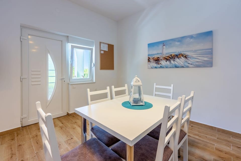 Modernes Apartment nur 600 Meter zum Strand mit privater Terrasse, Grill, Waschmaschine Apartment in Novi Vinodolski
