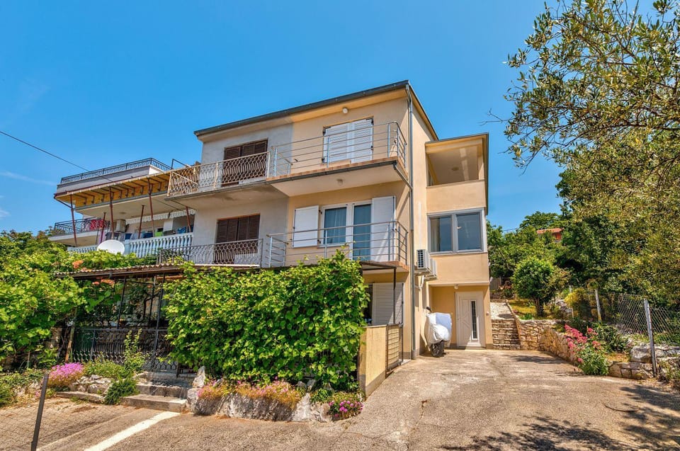 Reizendes Apartment mit Meerblick, privater Terrasse, Sonnenschutz, Waschmaschine Apartment in Crikvenica
