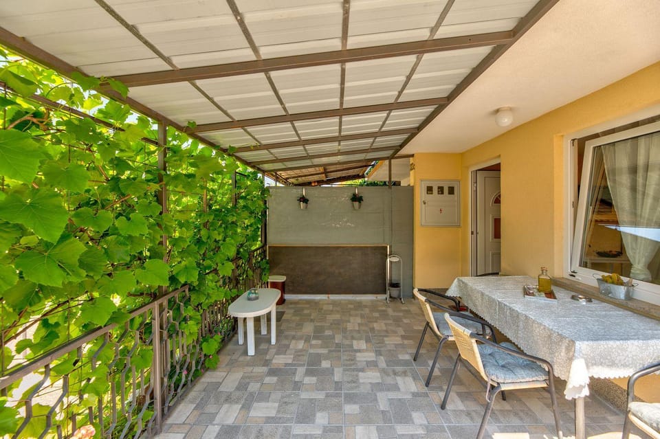 Reizendes Apartment mit Meerblick, privater Terrasse, Sonnenschutz, Waschmaschine Apartment in Crikvenica
