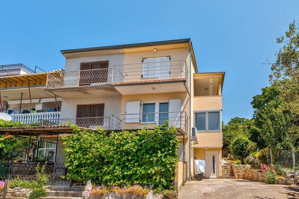 Reizendes Apartment mit Meerblick, privater Terrasse, Sonnenschutz, Waschmaschine Apartment in Crikvenica