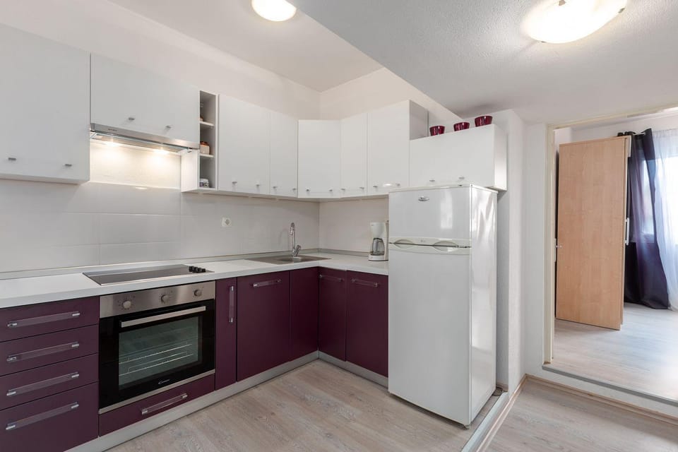 Modernes Apartment nur 300 Meter zum Strand mit Terrasse, Privatparkplatz, WiFi Apartment in Poreč