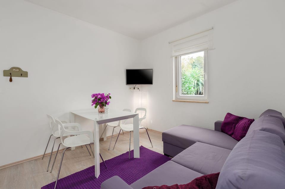 Modernes Apartment nur 300 Meter zum Strand mit Terrasse, Privatparkplatz, WiFi Apartment in Poreč