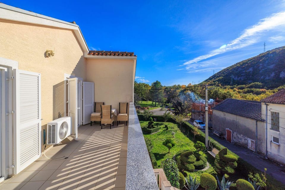Hundefreundliches Apartment mit Grillbereich, Privatparkplatz, WiFi in ruhiger Lage Apartment in Crikvenica