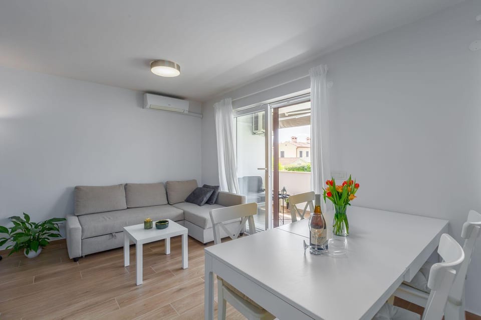 Exquisites Apartment mit eigener Galerie, Babybett, Waschmaschine und nur 700 Meter zum Strand Apartment in Poreč