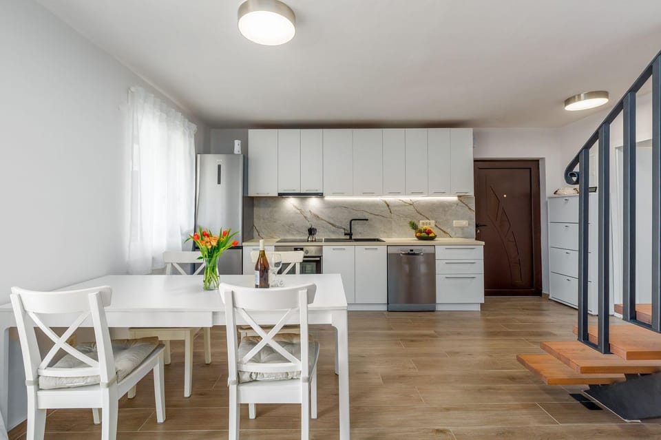 Exquisites Apartment mit eigener Galerie, Babybett, Waschmaschine und nur 700 Meter zum Strand Apartment in Poreč