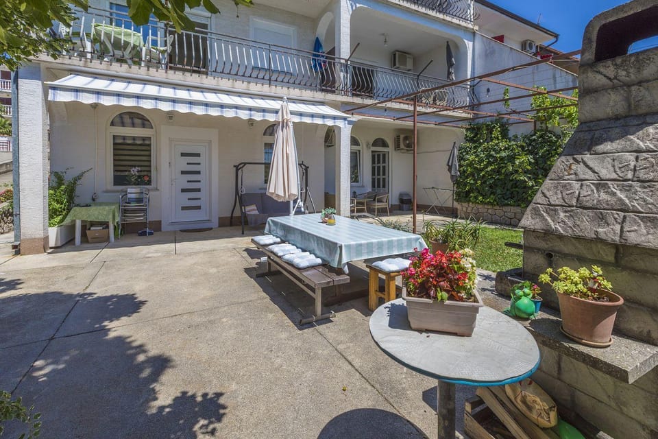 Charmantes Apartment nur 300 Meter zum Strand mit Meerblick, Grillbereich - hundefreundlich Apartment in Crikvenica