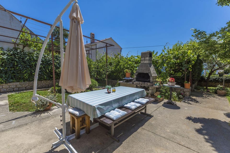 Charmantes Apartment nur 300 Meter zum Strand mit Meerblick, Grillbereich - hundefreundlich Apartment in Crikvenica