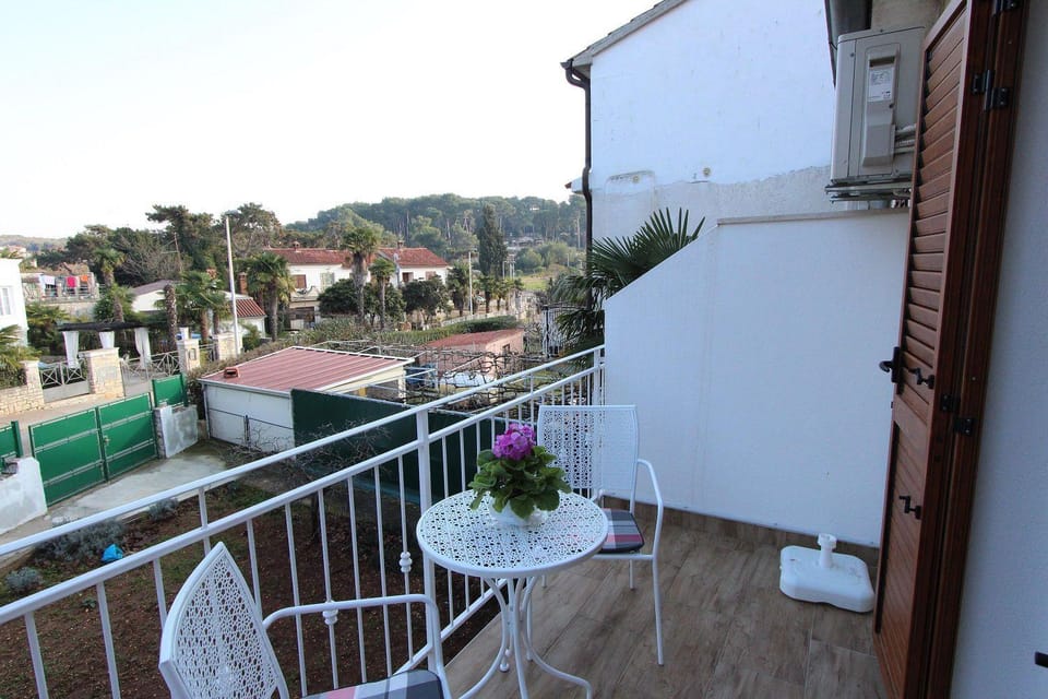 Lichtdurchflutetes Apartment nur 300 Meter zum Strand mit Balkon, Privatparkplatz Apartment in Rovinj