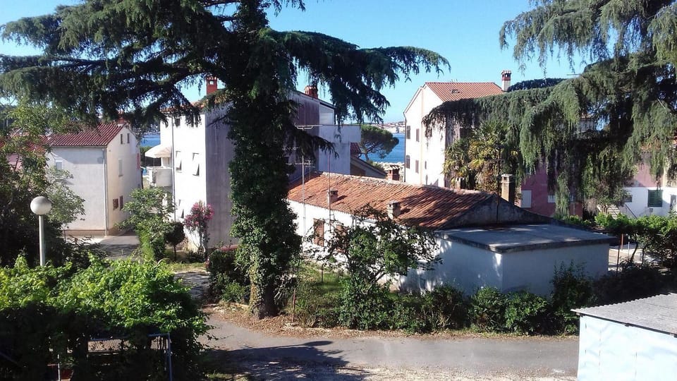 Lichtdurchflutetes Apartment nur 300 Meter zum Strand mit Balkon, Privatparkplatz Apartment in Rovinj
