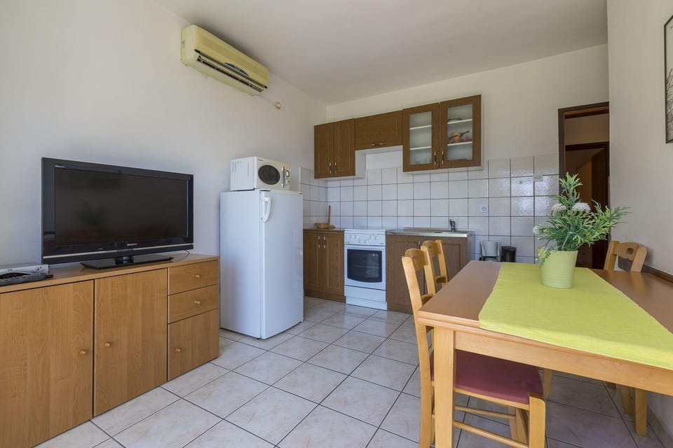 Hundefreundliches Apartment nur 300 Meter bis zur Adria mit Meerblick, Grill, WiFi Apartment in Crikvenica