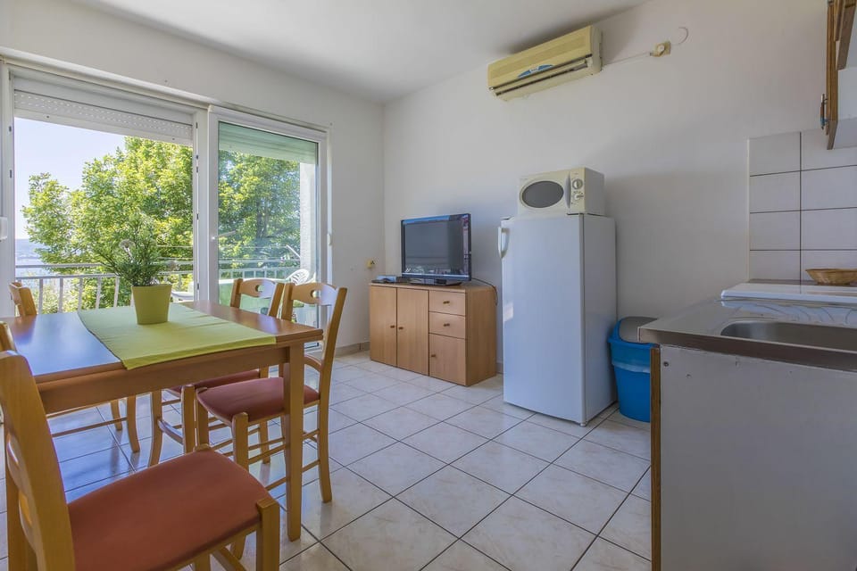 Hundefreundliches Apartment nur 300 Meter bis zur Adria mit Meerblick, Grill, WiFi Apartment in Crikvenica