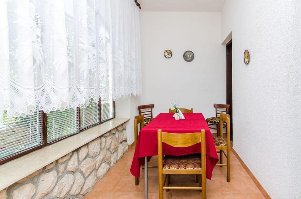 Nostalgisches Apartment nur 500 Meter zum Strand mit privater Terrasse, Meerblick, Grill Apartment in Crikvenica