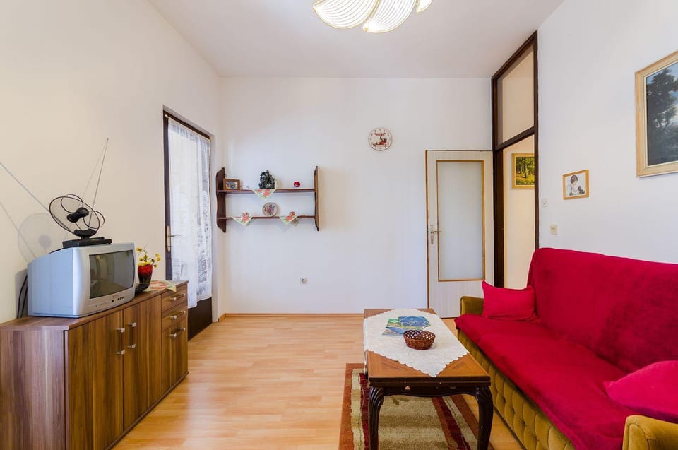 Nostalgisches Apartment nur 500 Meter zum Strand mit privater Terrasse, Meerblick, Grill Apartment in Crikvenica
