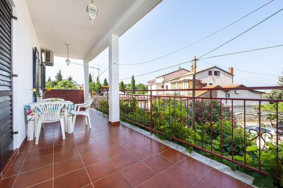 Helles Apartment nur 800 Meter zum Strand mit Meerblick, 2 Balkonen, Privatparkplatz Apartment in Rovinj