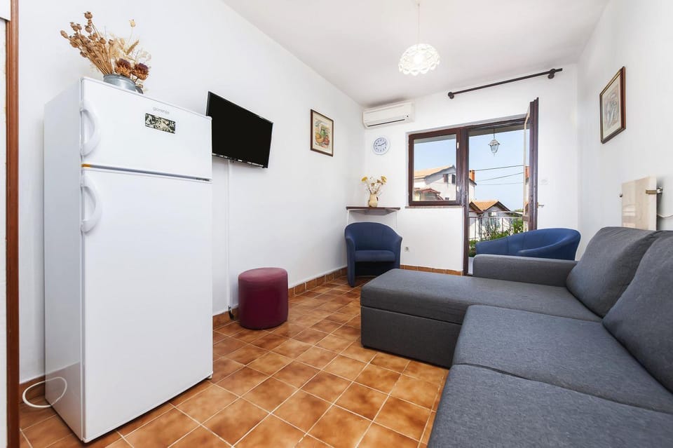 Helles Apartment nur 800 Meter zum Strand mit Meerblick, 2 Balkonen, Privatparkplatz Apartment in Rovinj