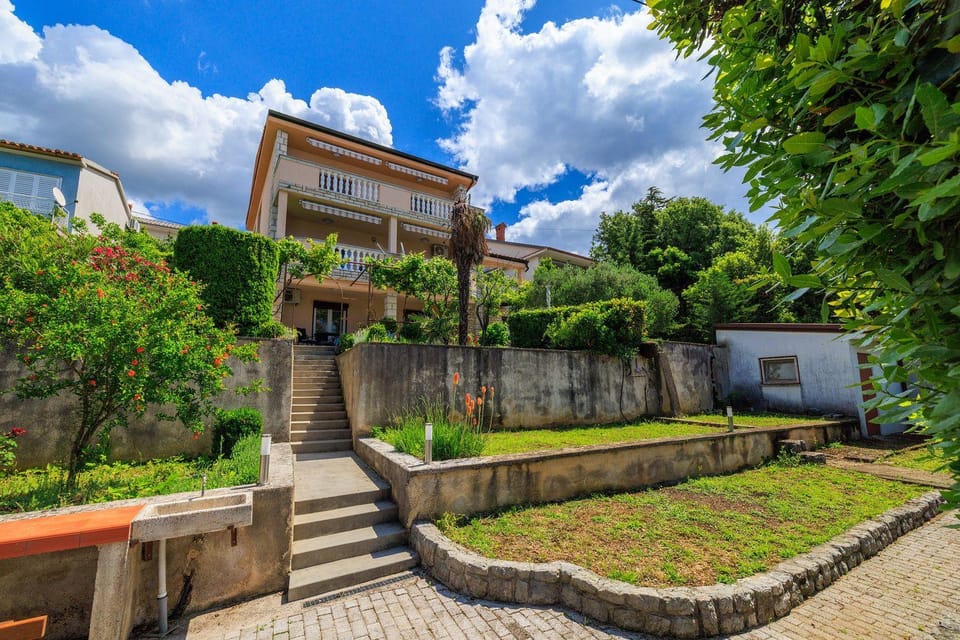 Modernes Apartment nur 100 Meter zum Strand mit herrlichem Meerblick, Aussendusche, Grill Apartment in Primorje-Gorski Kotar County