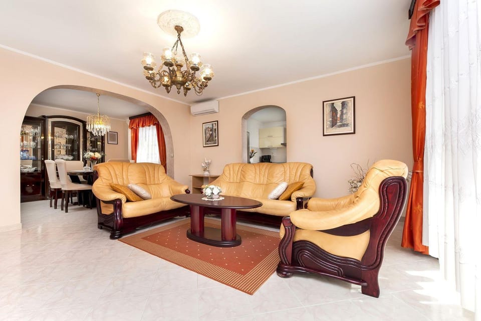 Malerisches Apartment mit grossem Balkon, Grillbereich und nur 15 Minuten zum Strand Apartment in Rovinj