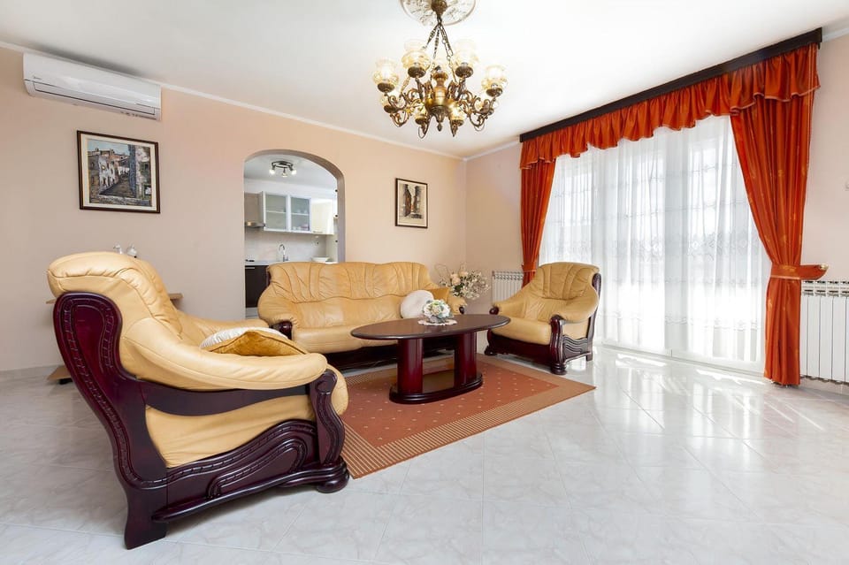 Malerisches Apartment mit grossem Balkon, Grillbereich und nur 15 Minuten zum Strand Apartment in Rovinj