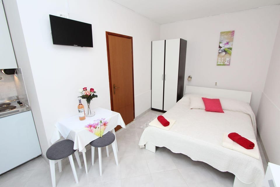 Cozy Studio-Apartment nur 15 Gehminuten zum Strand mit Grillbereich, Terrasse, WiFi Apartment in Rovinj
