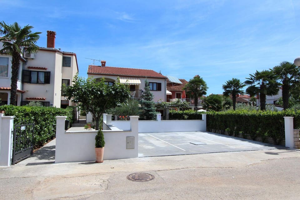 Charmantes Apartment nur 10 Gehminuten zum Strand mit privater Terrasse, Klima, WiFi Apartment in Rovinj