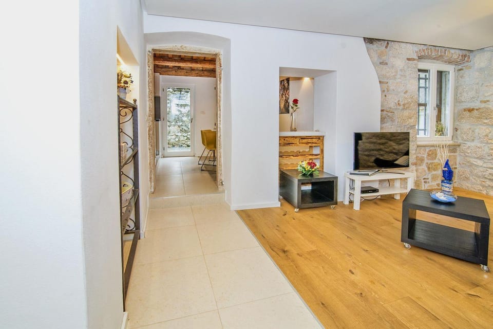 Atemberaubendes Altstadtapartment mit privater Terasse, Aussendusche - nur 500 Meter zum Strand Apartment in Rovinj