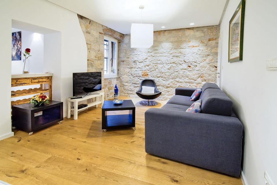 Atemberaubendes Altstadtapartment mit privater Terasse, Aussendusche - nur 500 Meter zum Strand Apartment in Rovinj