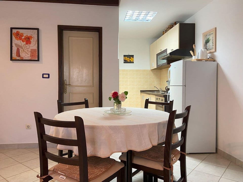 Mediterranes Apartment mit Grillbereich, Liegen im Garten, Privatparkplatz, WiFi Apartment in Rovinj