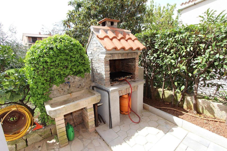 Hundefreundliches Apartment nur 10 Gehminuten zum Strand mit BBQ-Bereich, Klima, WiFi Apartment in Rovinj