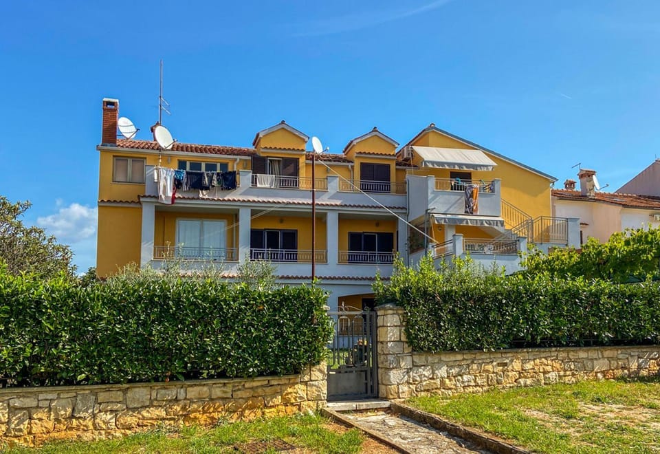 Hundefreundliches Apartment nur 10 Gehminuten zum Strand mit BBQ-Bereich, Klima, WiFi Apartment in Rovinj