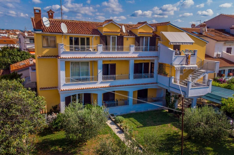 Hundefreundliches Apartment nur 10 Gehminuten zum Strand mit BBQ-Bereich, Klima, WiFi Apartment in Rovinj